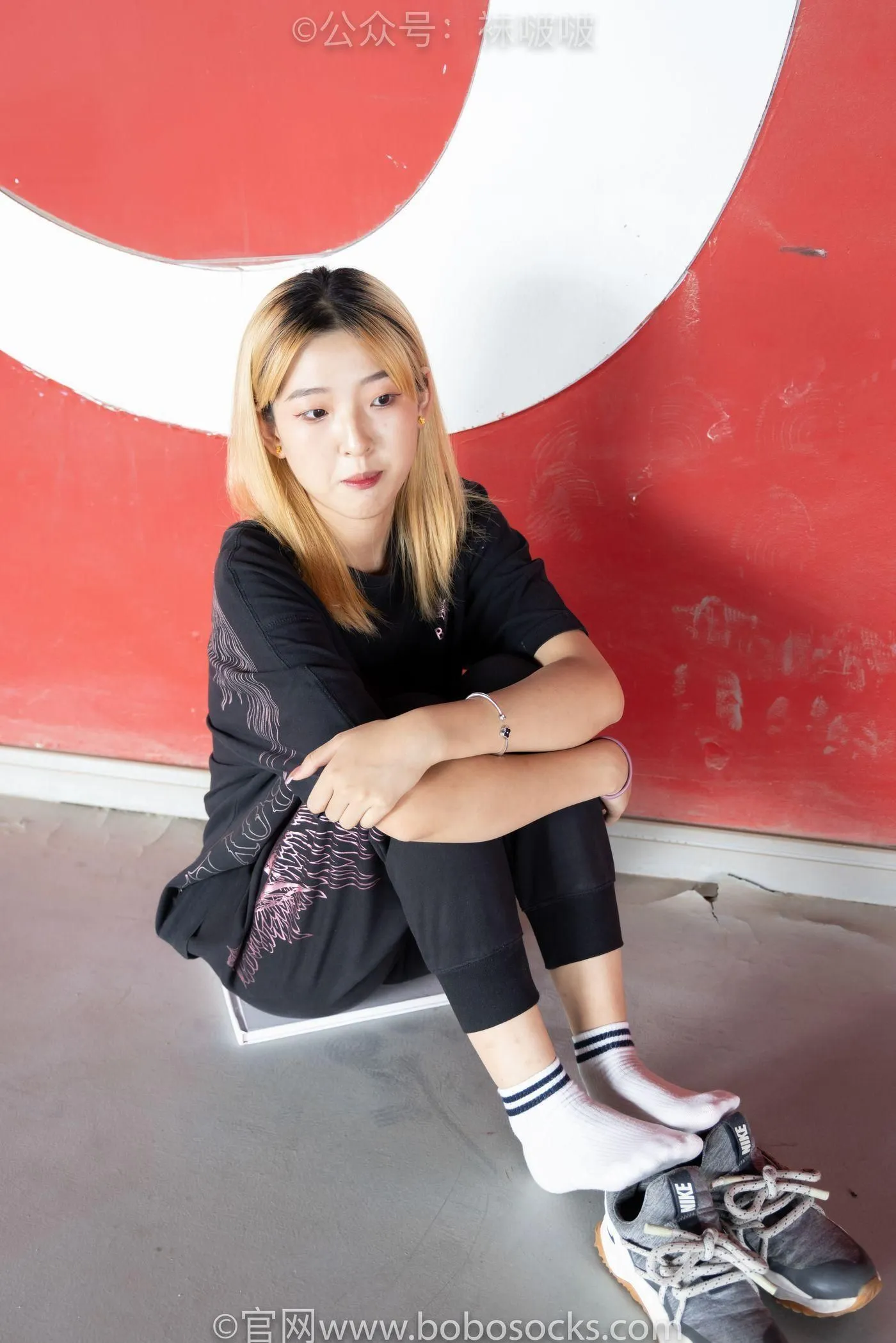 [BoBoSocks袜啵啵]NO.018 木木-运动鞋、白棉袜、裸足 [136P]插图